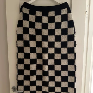 Rutig stickad kjol - Rutig stickad kjol från monki, storlek M