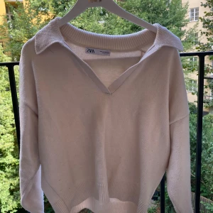 Vit stickad tröja från Zara - Säljer en superfin vit stickad tröja från Zara. Den är i storlek M och i mycket bra skick!💕😍