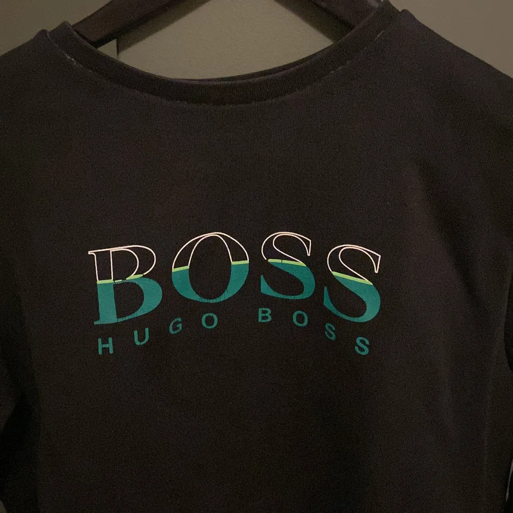 En hugo boss tröja i skick 9/10 och inga alls defekter på den. Köpt från Boozt för 899 kr. Byte hade varit intressant. . Tröjor & Koftor.