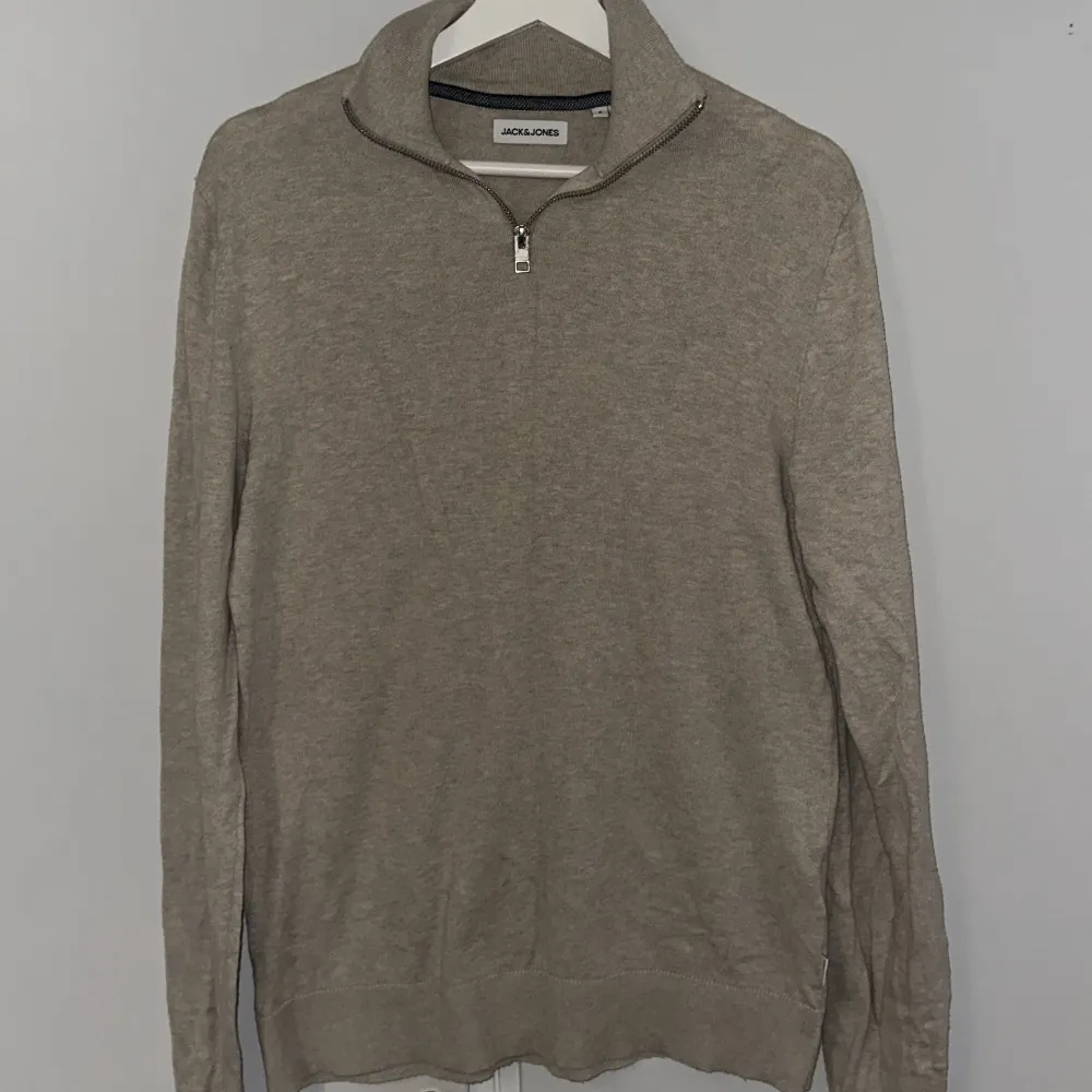 Säljer en snygg beige tröja från Jack & Jones i storlek S. Tröjan har en dragkedja vid halsen och är långärmad. Perfekt för höst och vinter, och den är gjord av ett mjukt och bekvämt material. Passar både till vardags och lite finare tillfällen. Dm för fler funderingar.. Tröjor & Koftor.