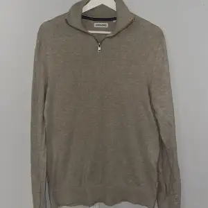 Säljer en snygg beige tröja från Jack & Jones i storlek S. Tröjan har en dragkedja vid halsen och är långärmad. Perfekt för höst och vinter, och den är gjord av ett mjukt och bekvämt material. Passar både till vardags och lite finare tillfällen. Dm för fler funderingar.