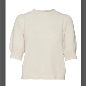 stickad tröja Vero Moda  - Säljer denna stickade tröjan från vero Moda då den aldrig kommit till användning, superbra skick!! nypris 230kr💘