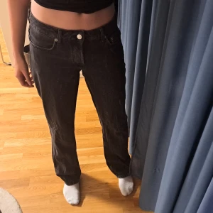 Svarta Lowaist ICON JEANS lager 157  - Snygga svarta lowaist jeans i bra skick, använda några gånger men inte så slitna.Små upprivningar på ficka och längst ner på benen ingår i designen! Köpta för 400 kr. Säljer eftersom de inte kommer till användning. Jag är 171 cm lång. Skriv om pris! 