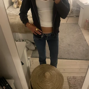 mörkblå dragkedja hoodie - säljer nu en mörkblå hoodie med dragkedja i bra skick, köpt tidigare ifrån Plick i st xs. klicka gärna på köp nu eller lägg ett pris förslag. Hör av er vid fler  bilder eller andra funderingar. 💗💗