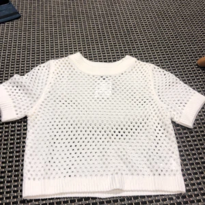 Vit stickad t-Shirt med små hål - En vit stickad t-Shirt med hål, ny skick har prislappen kvar!❤️