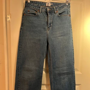 Blå jeans från lager 157 - Säljer ett par snygga blå jeans från märket lager 157 i storlek S. De är i bra skick och har en klassisk femficksdesign med dragkedja och knapp framtill. Perfekta för vardagsbruk och kan matchas med nästan vad som helst. Passformen är normal och de är tillverkade i ett slitstarkt denim-material.