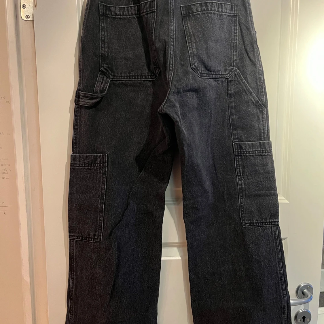 Svarta cargopants från H&M - 90