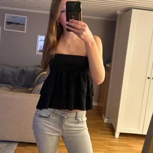 Volang kjol - Ganska bra skick, det står ingen storlek men skulle säga S, jag brukar ha xs/s. Funkar som topp🦋