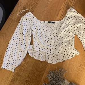 Prickig topp - Söt topp från bikbok i fint skick.