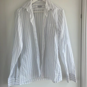 Randig skjorta - Super fin skjorta från Oscar of Sweden. Herrstorlek. Men passar en 36/38, är dock lite längre i size.