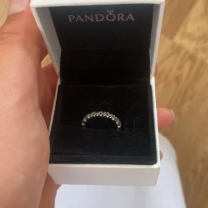 Pandora silver ring med stjärnor - Aldrig använd, fick ringen som present och var för liten. Kan möjligtvis diskutera priset.