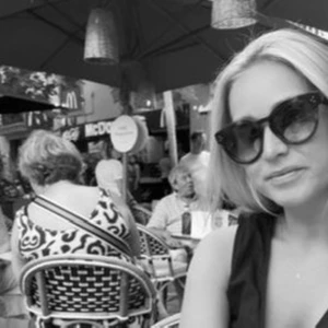 Céline solglasögon - Säljer ett par solglasögon från Celiné. Äkta. Kartong finns kvar. Tyvärr inget kvitto, köpte i Celinés butik i Nice.   Kan mötas upp i Vasastan Sthlm.  Eller skicka per post, köparen betalar isf frakt. 📦 