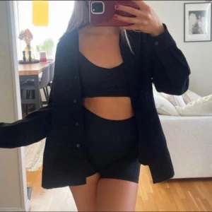 Svart skjorta/overshirt - Från Lindex, mockamaterial, står strl 44 men sitter snyggt oversized på mig som är XS-S