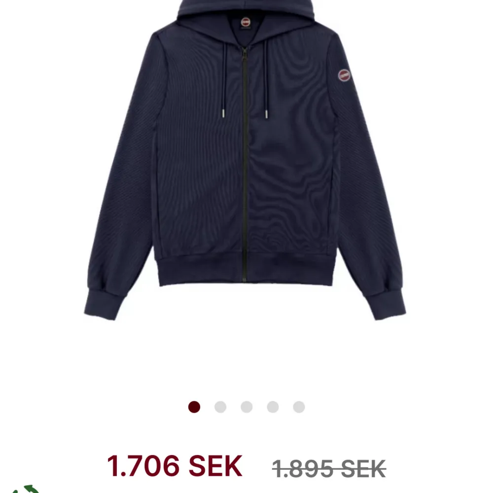 En sån här tjocktröja fast i färgen grå, skriv privat för storlek och egna bilder, ett litet hål längst ner vid ärmen där av priset❤️. Hoodies.