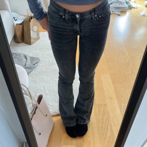 Gina low bootcut jeans - Typ som ny bara lite slitna i kanten low Waist bootcut svart/grå jeans ny pris är 399kr