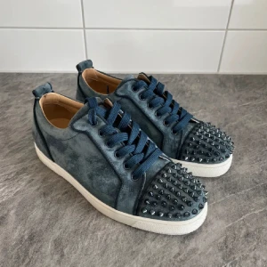 Loubutins  - Har ett par fräscha loubutins i storlek 40. Dem är i ny skick. Nytt pris 9000 mitt pris 3500. Pris kan diskuteras. 