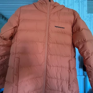 Peak performance jacka NY UTAN PRISLAPP - En orange peak performance jacka storlek M  Bra sick andvänd 3 /4gånger  Nypris 1500