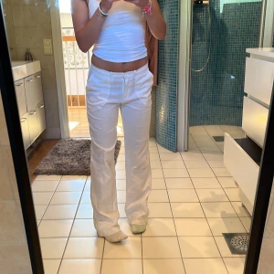 Linnebyxor  - Säljer ett par linnebyxor som jag köpte i spanien så vet inte vart dom är ifrån, dessa har aldrig kommit till användning o är helt nya utan prislapp