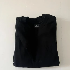 Svart tröja från H&M - Tröjan är i smal eller xs och är en helt vanlig skön tröja! Har inga slitningar eller hål vilken gör att den är väldigt snygg!! 