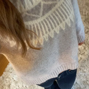 Mysig Hösttröja - Säljer denna super snygga tröjan som är perfekt nu till hösten. Knappt andvänd och är så himla varm och mysig 💗