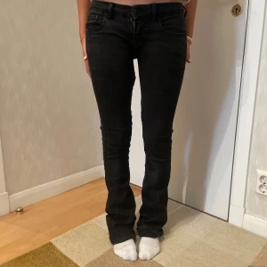 Lågmidjade svarta bootcutjeans - XS men kan funka för S.  Modellen är 168 cm. Har änvänts men inga synliga defekter. Nypris: 500kr