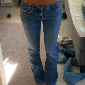 Zara Jeans - Slutsålda, superfina jeans från zara! Jag har själv sprättat upp dom där nere och de har ett hål där bak som har blivit lagat hos en sömmerska💗Köpte dom för ungefär 400kr