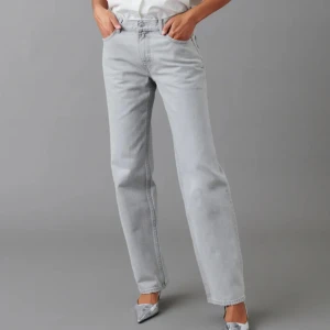 Lågmidjade grå jeans - Slutsålda ”Low straight jeans” från Gina tricot🌟 Slitna längst ner som jag kan skicka bild på. Storlek 32 men passar även 34 😊 Nypris 499💘💕