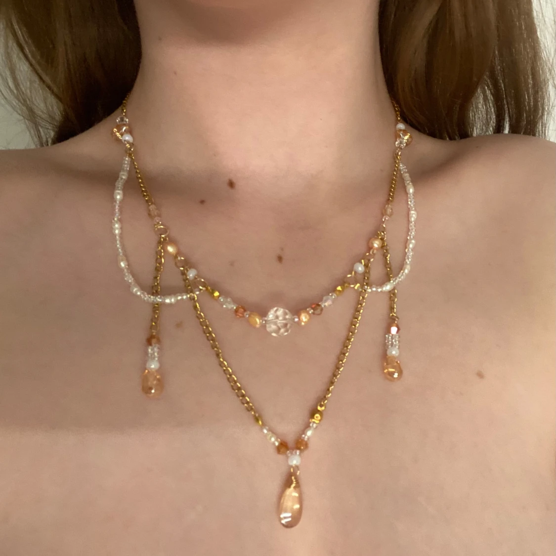 Flerlager halsband med pärlor och guld detaljer