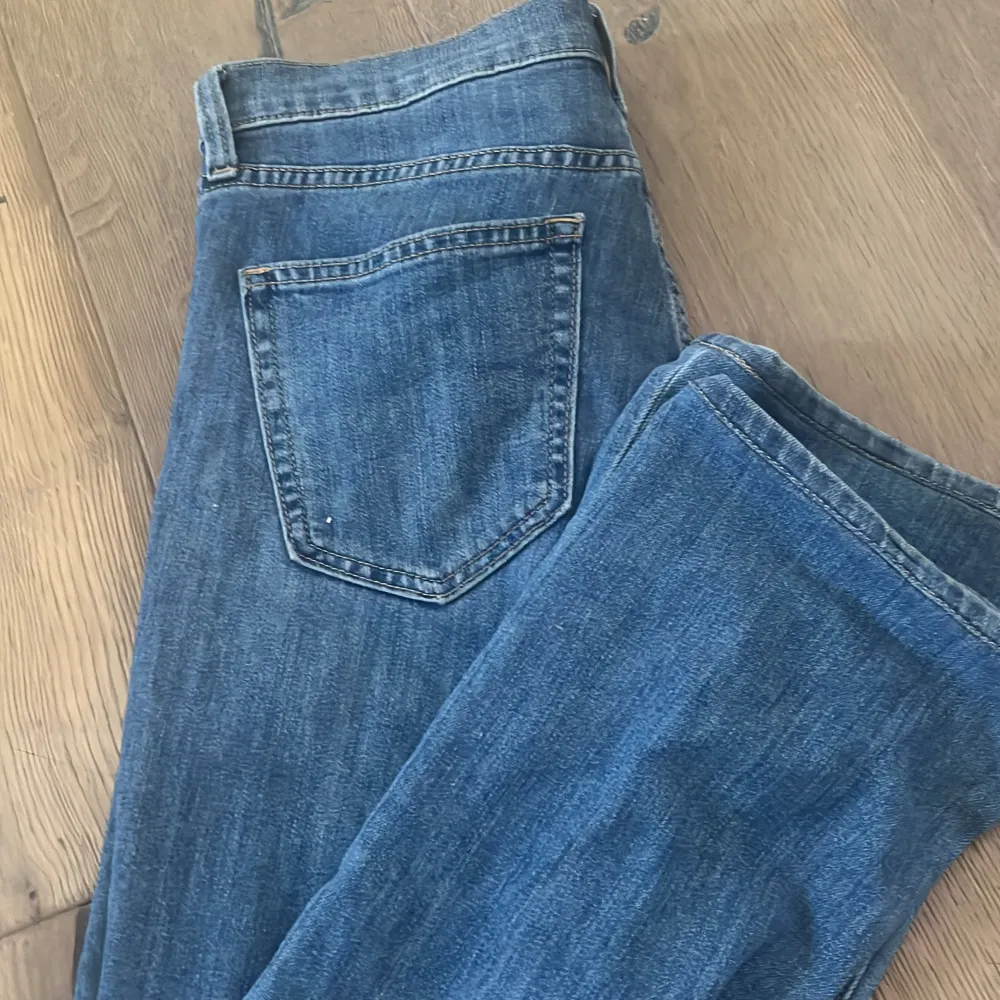 Ljus blå boot-cut Jeans, har aldrig använt(för små för mig). Verkligen så snygga💕 skriv till mig om ni undrar nåt😊. Jeans & Byxor.