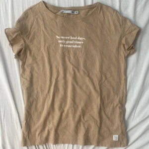 T-shirt  - Beige t-shirt med texten ”No more bad days, Only good times to remember”