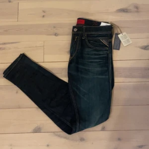Replay jeans - Säljer dess feta replay jeans som är helt nya. Prislappen sitter kvar och de är endast testade. Säljer pågrund av att storleken inte passade på mig. Storleken är 28/32