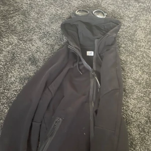 Cp company hoodie  - Säljer min cp company hoodie för att den blivit för liten. Hoodien är i bra skick och storlek L. Jag köpte den för 3000 och säljer den för 1650