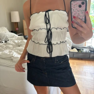 Topp från Gina Tricot storlek S - Supersöt topp från Gina Tricot i storlek S. Helt oanvänd. 