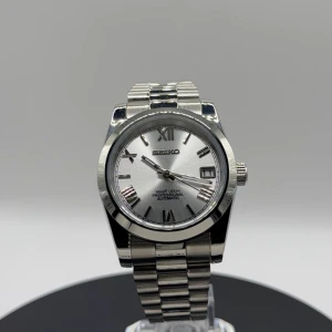 Seiko Mod - En stilren daydate 39mm i helsilver samt plan yta!  Alla länkar ingår! PM för bilder / videos  