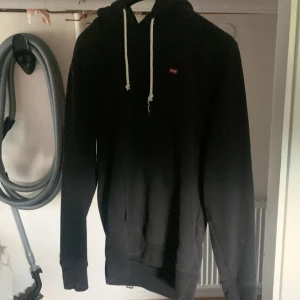 Svart levis hoodie - Svart levis hoodie i storlek S