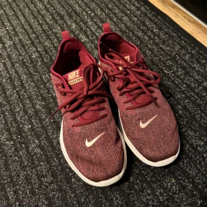 Nike skor - Skor ifrån Nike. Säljer eftersom de inte kommer till användning längre. I storlek 39. Skorna är i jättefint skick.