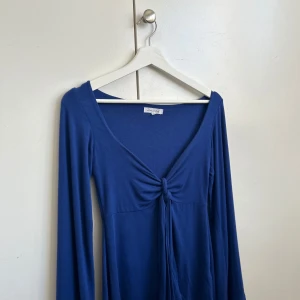 Blå blus från design by si  - Blå blus med band som kan knyter, långärmad med volang vid armarna. ( priset går att diskutera)  Har andvänts fyra gånger endast. 