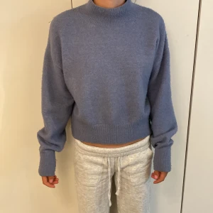 Ljusblå stickad tröja - Säljer en supermysig ljusblå stickad tröja. Fint skick❤️