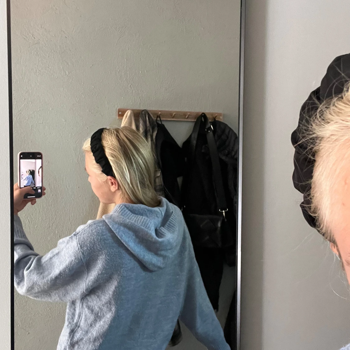 Ljusblå stickad hoodie - 91