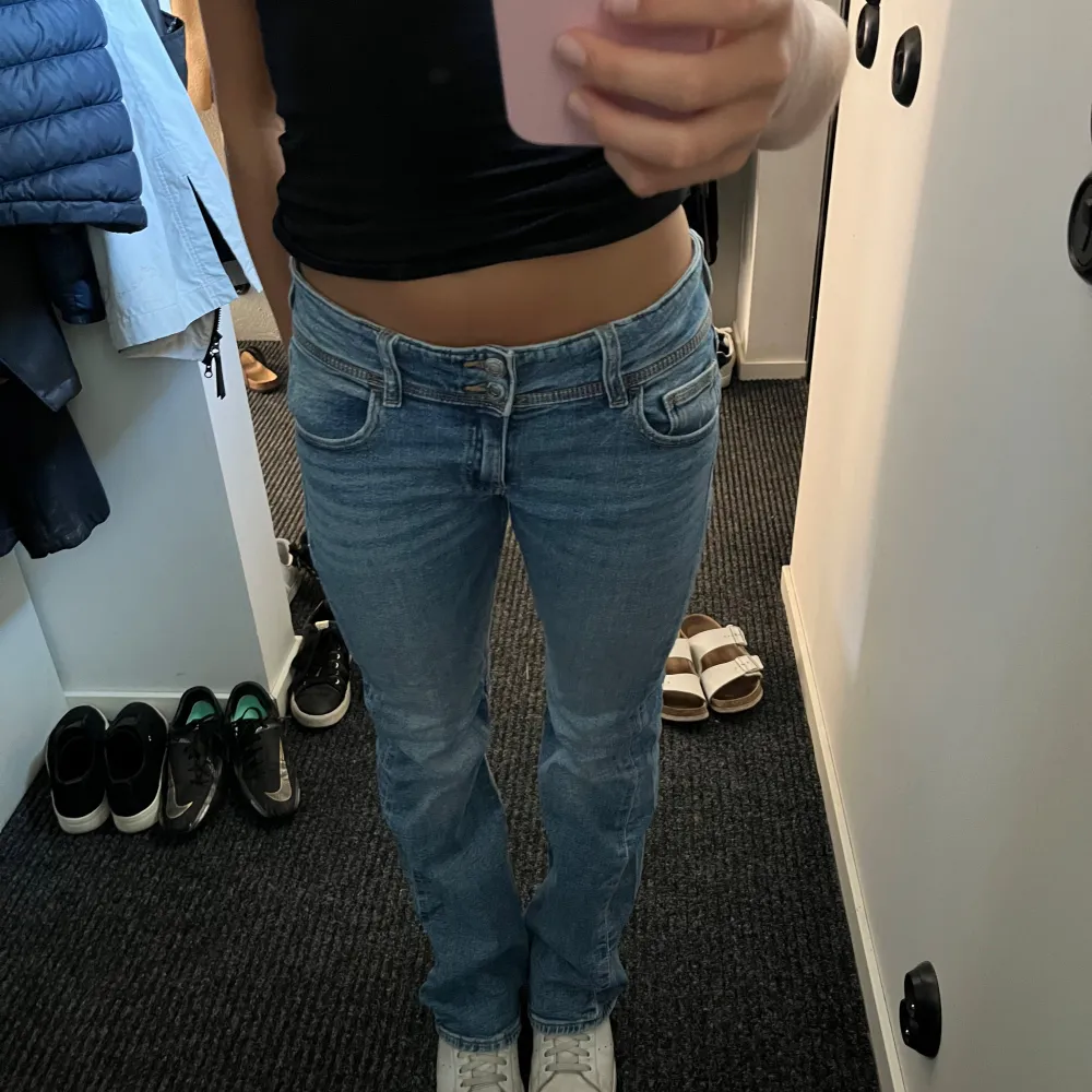 Säljer ett par snygga blå jeans med låg midja. De är i bra skick och har unika bakfickor, säljer pågrund av att de inte kommer till användning, köptes för 350kr och är i storlek 164💗. Jeans & Byxor.