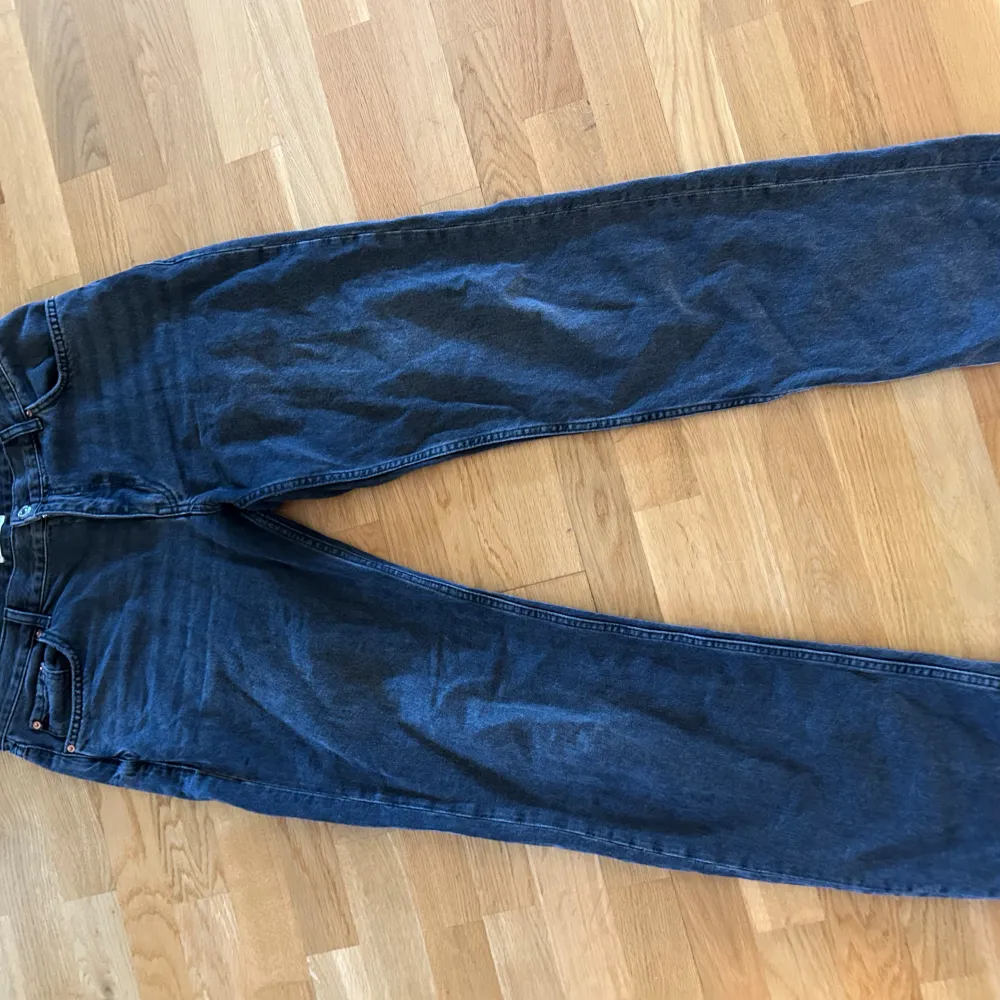 Jag säljer nu mina jeans från Gina Tricot.De är i mycket bra skick då de endast använts ett antal gånger, jag är 183 och de går hela vägen ner. Jag vill bara meddela att jag säljer pga dessa pågrund av viktnedgång. 💗. Jeans & Byxor.