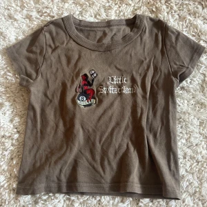 Brun t-shirt från Brandy Melville - Säljer en brun t-shirt från Brandy Melville (John Galt) med en broderad design på framsidan. Den är i bra skick och har inga fläckar osv.