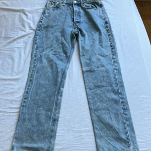 Levi's 501 jeans i ljusblå denim - Säljer ett par klassiska Levi's 501 jeans i ljusblå denim. De är i bra skick och har en straight fit. Perfekta för en avslappnad och stilren look. Passar både till vardags och fest. Köp direkt eller ge prisförslag 💙. Vid snabb affär 200kr.