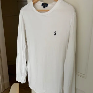 Ralph Lauren tröja - Snygg Ralph lauren tröja som säljs eftersom den är för liten för mig!! Skriv vid funderingar😁😁