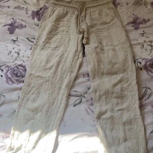 Linnebyxor - Linnebyxor i 100% linne Som nya, raka men figursydda Low waist  