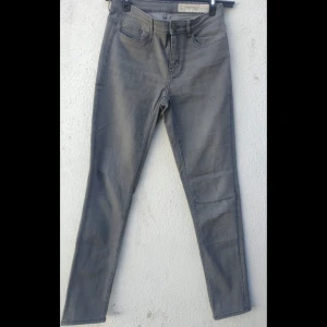 Jeans från esmara - Jeansen är skinny som det står på bilden de är långa och passar bra på mig som är 172cm. Säljer för att kag inte längre har på mig dem.