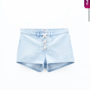 Filippa K, prislapp kvar - Säljer dessa jeansen från Filippa K i storlek 27 som tyvärr inte passar, jätte snygga och just nu slutsålda!  Nypris kostar dom 1900 kr, lappen sitter kvar och dom är aldrig använda Bara att höra av er vid frågor🤗🤗 Säljer inte via köp nu Mvh Tyra