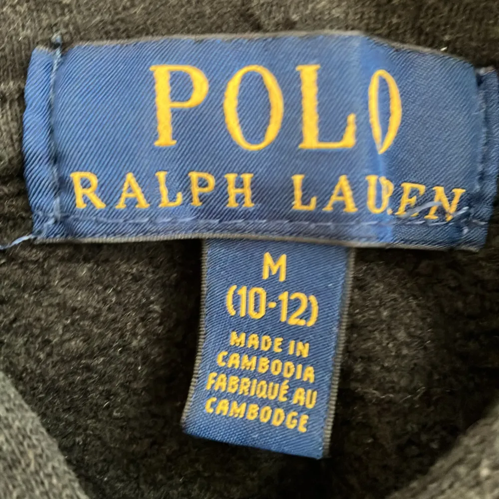 Snygg Ralph lauren zip hoodie som är 8/10 skick nypris 1000 mitt pris 350 den passar dig om du är 147-155CM. Hoodies.