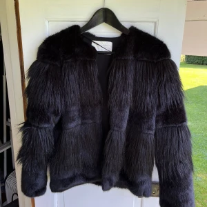 Pälsjacka - Säljer denna nästan helt oanvända pälsjacka från Zara, fint skick! 