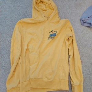Hoodie - Fin gul hoodie med fint tryck, fint skick! 